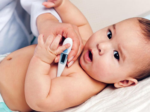 Cách chăm sóc em bé chích ngừa vắc xin bị sốt tại nhà