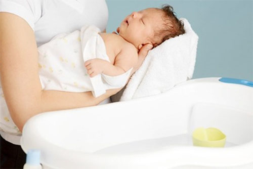 vệ sinh sạch sẽ cho em bé chích ngừa vắc xin
