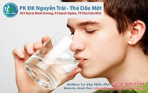 Phòng tránh viêm niệu đạo nam giới bằng cách uống nhiều nước