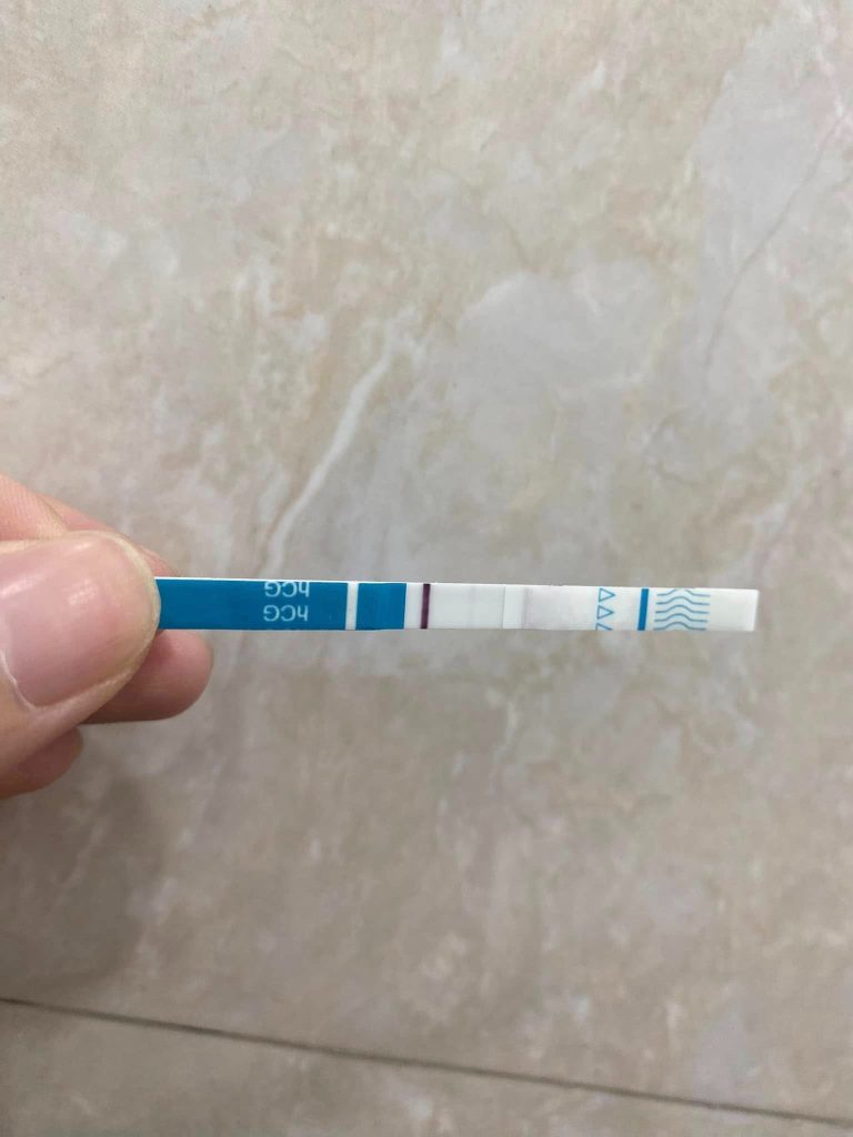 thử que 1 vạch đậm 1 vạch mờ