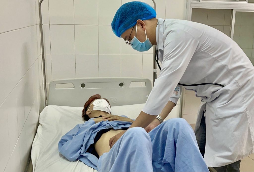 đi cầu ra máu tươi